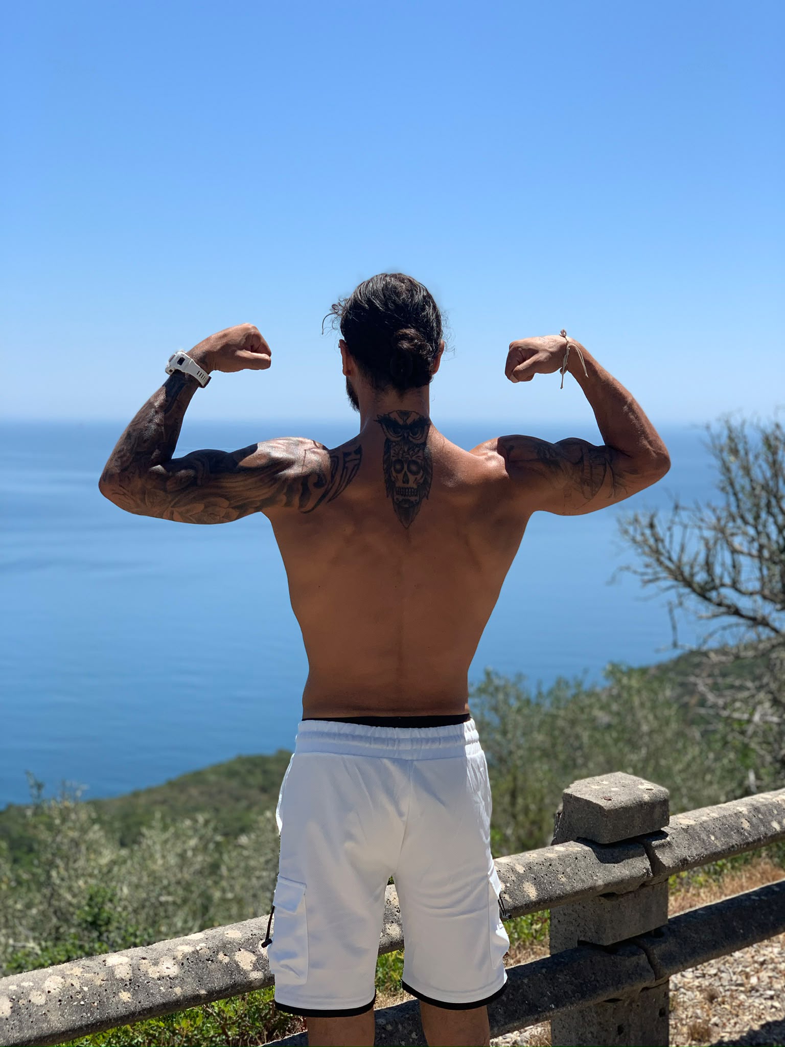 Hakan Ercan a posar de costas junto ao oceano